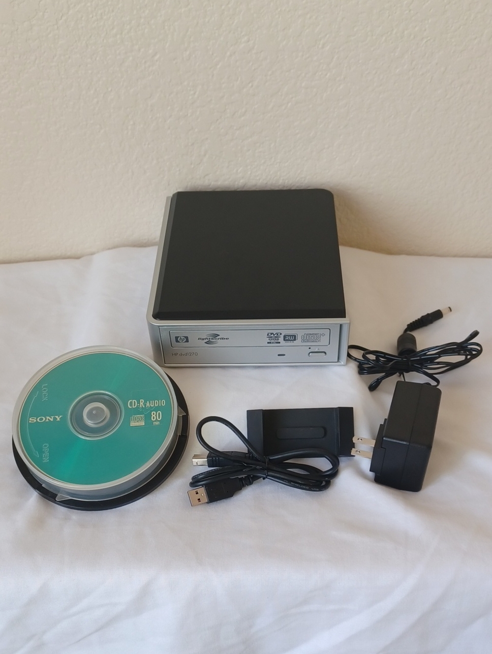 HP DVD/CD Writer External 24X Multiformat w/LightScribe dvd1270e & CD/DVD Bundle